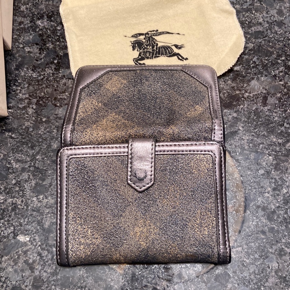 Small Burberry ladies Wallet, good condition, slightly faded. Color- Gray.